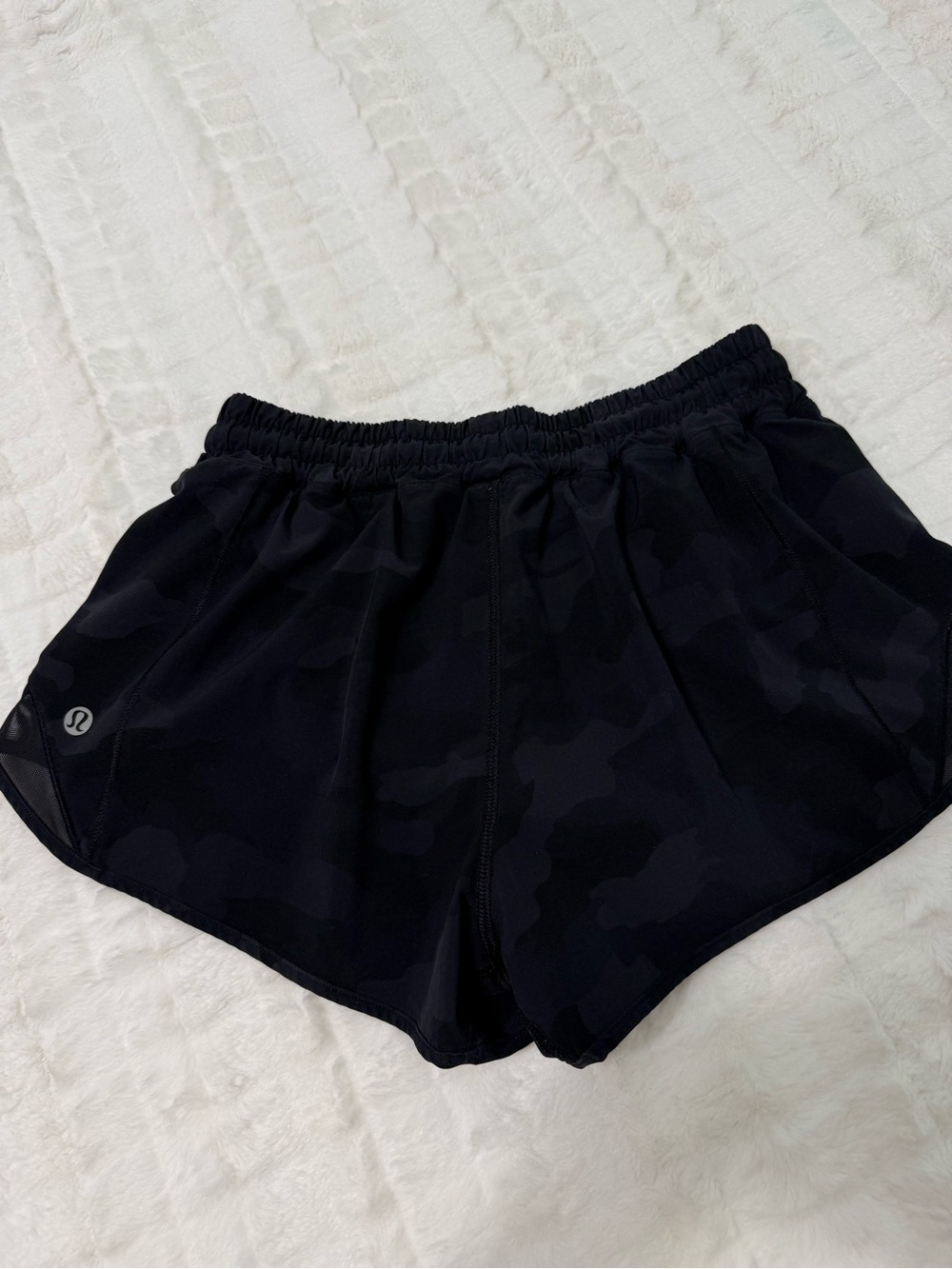 Lululemon hotty hot Heritage 365 Camo Deep Coal/Black, sz 4.  2in. Shorts - Picture 2 of 7